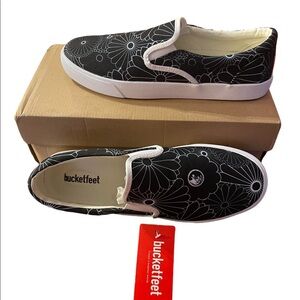 NWT Bucketfeet black/white patterned canvas slip on size 11W-12W unisex​